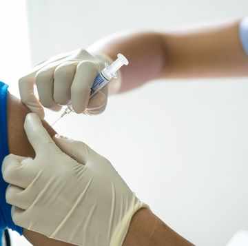 injecting vaccine