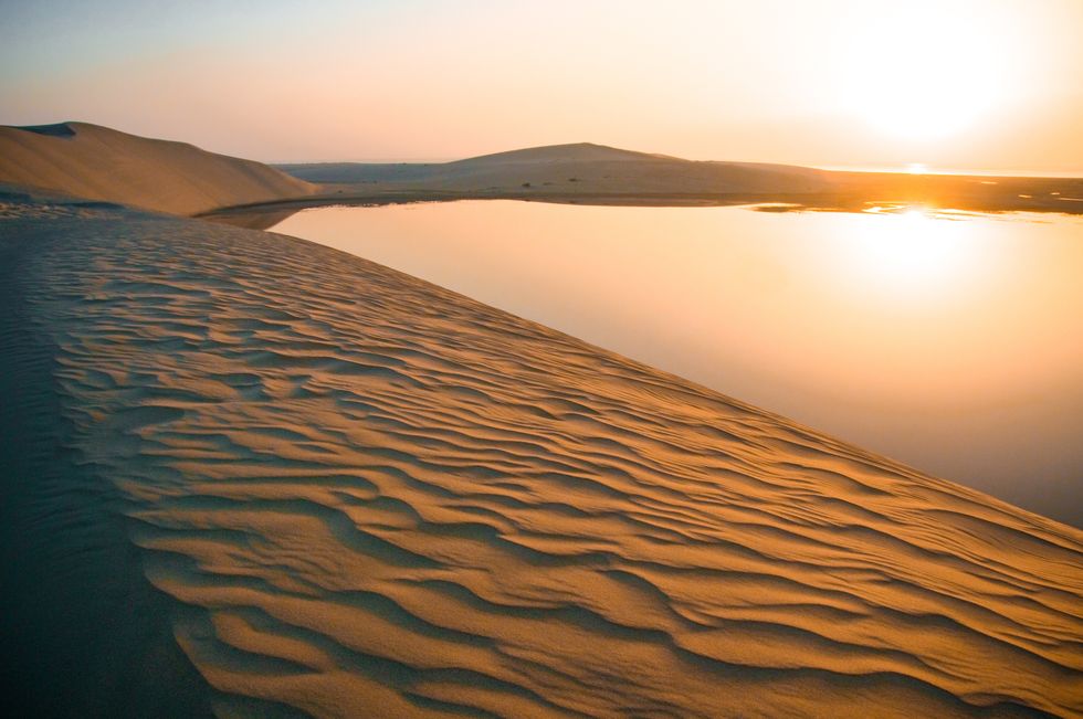 Sand, Desert, Sky, Nature, Natural environment, Erg, Water, Dune, Horizon, Aeolian landform, 