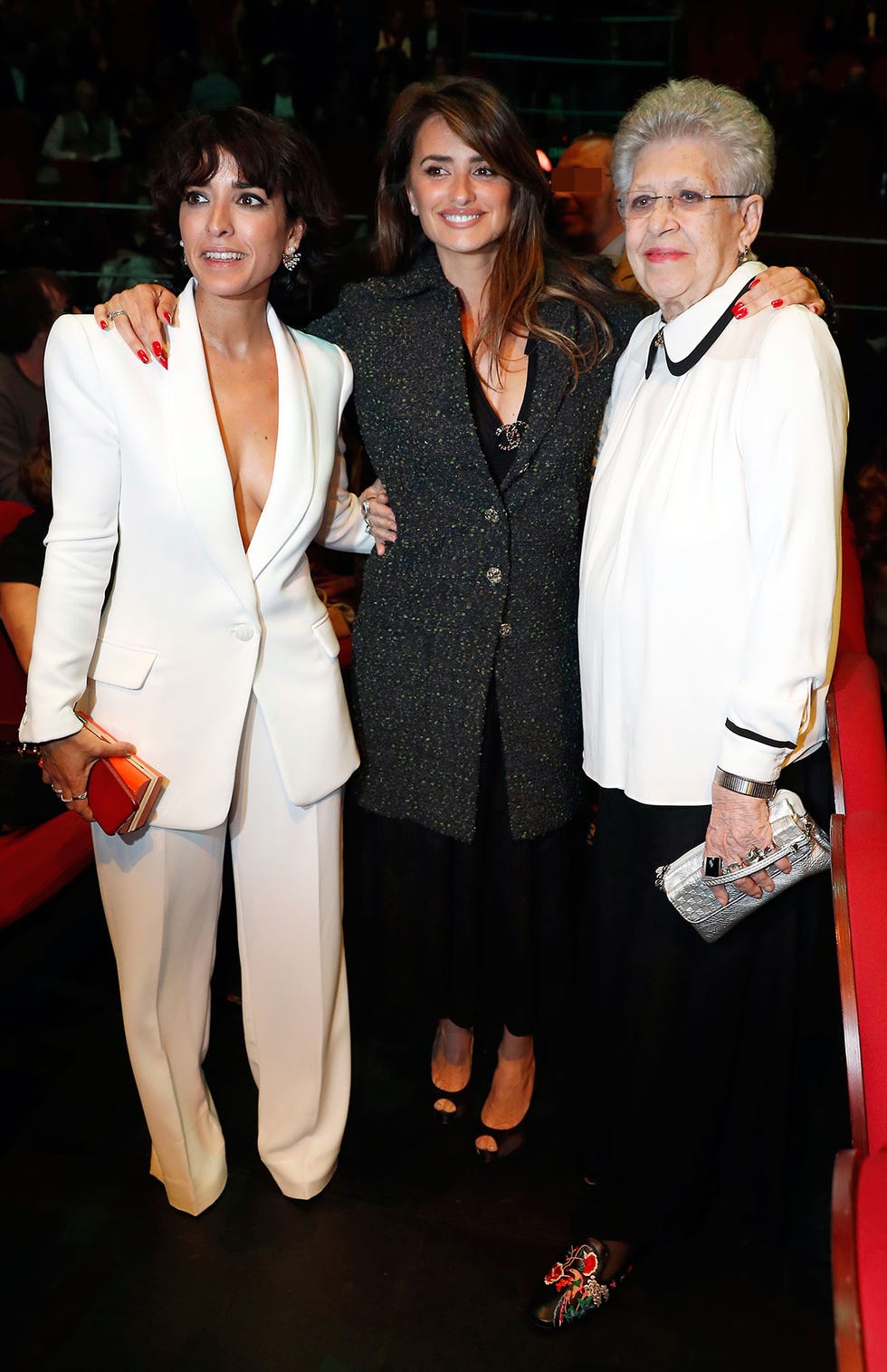 Penélope Cruz posa con Inma Cuesta y su suegra Pilar Bardem en los premios Unión de Actores y Actrices