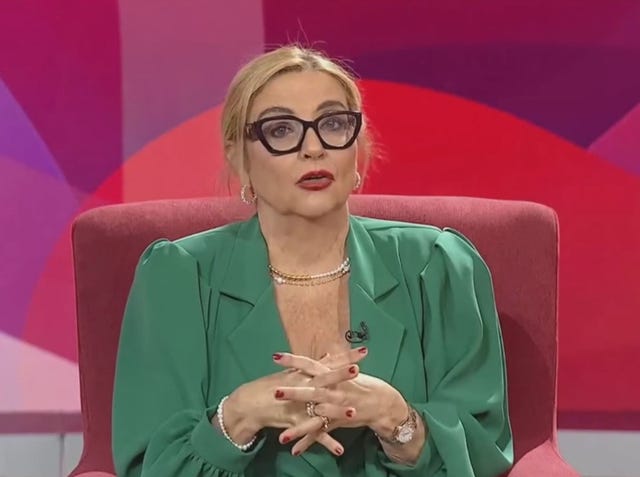 la mujer de maria del monte con un traje verde