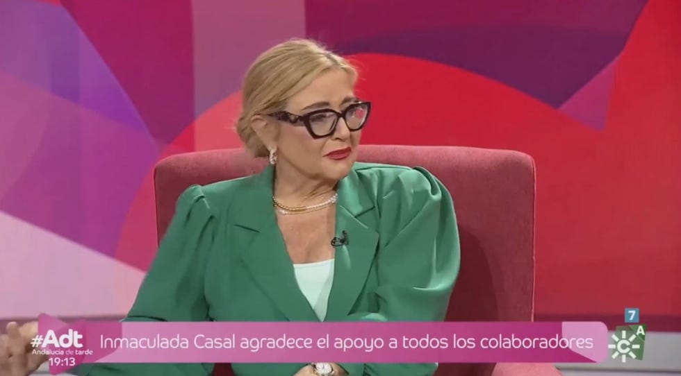 la mujer de maria del monte con gafas y un traje verde