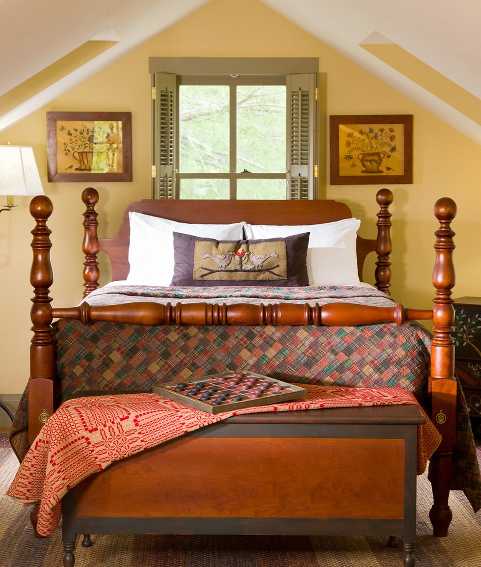 wooden four poster bed with quilt at inn at hermannof