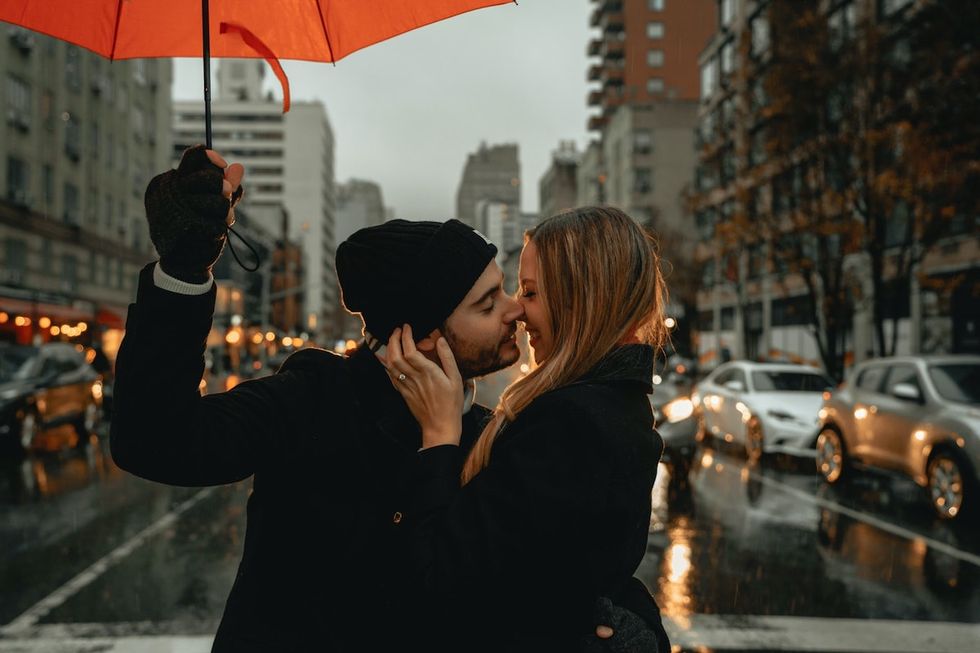 innamorato e innamorata sotto la pioggia
