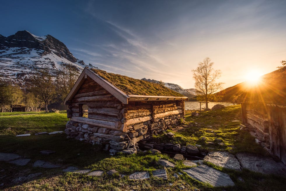 Dit is de Renndlsetra een van de oude berghutten in de vallei Innerdalen De foto werd gemaakt toen de eerste sneeuw half mei begon te smelten zegt fotograaf Stian Klo De Innerdalen is een prachtige alpenweide die traditioneel werd gebruikt voor de melkveehouderij Het gebied werd in 1967 uitgeroepen tot eerste natuurreservaat van Noorwegen