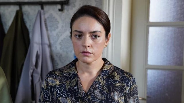 safiye rompe la carta en la que naci le confesaba que se estaba muriendo antes de leerla