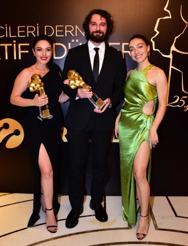inocentes premiada birkan sokullu y ezgi mola