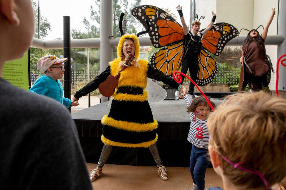Volwassen bezoekers hebben zich verkleed als bij vlinder of kakkerlak om op de Bug Fair een stukje op te voeren voor kinderen De angst voor insecten kan heel jong beginnen Door hun angstaanjagende reputatie heeft entomologisch onderzoek vaak te kampen met een gebrek aan financiering