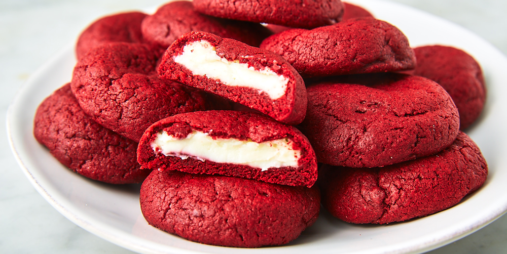 Red Velvet Cookies made with Cream Cheese Chips and filled with Cream Cheese  Frosting 🤤 Find the full recipe on my website, link in bio 🤎