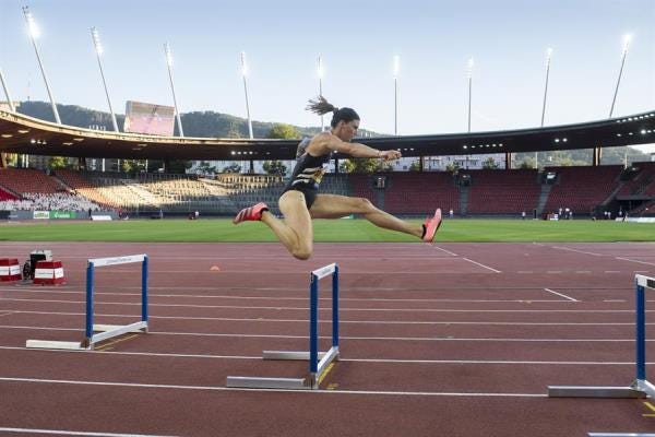 ﻿la suiza lea sprunger corre los 300m vallas en un enfrentamiento a distancia con el estadio ﻿letziground de zurich totalmente vacío en los inspirational games