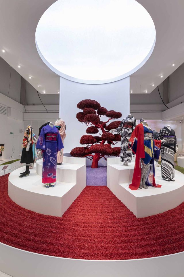 Kimono Exhibition, 25th February 2020  ヴィクトリア＆アルバート・ミュージアムYOSHIKIブランド「YOSHIKIMONO」のルック（右から2番目）も展示