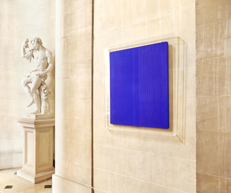 l'installazione della mostra al blenheim palace "yves klein, untitled blue monochrome"