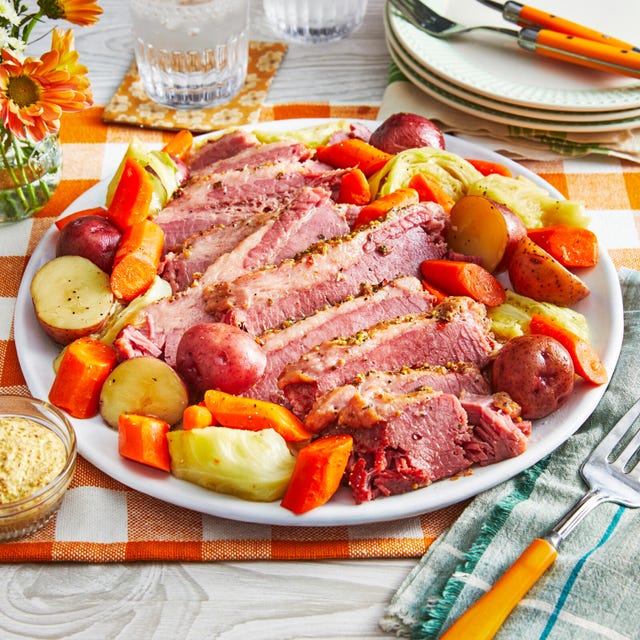 https://hips.hearstapps.com/hmg-prod/images/instant-pot-corned-beef-recipe-1-1676059444.jpg?crop=1xw:1xh;center,top&resize=640:*