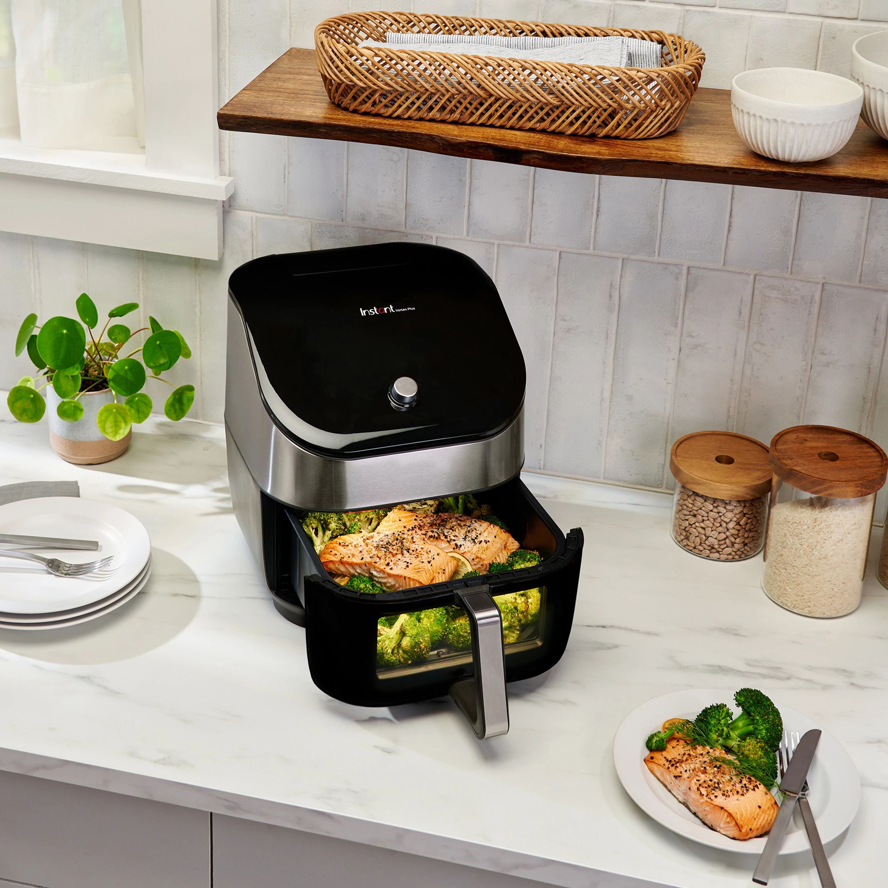 https://hips.hearstapps.com/hmg-prod/images/instant-vortex-plus-with-clearcook-air-fryer-6425944abe332.jpg