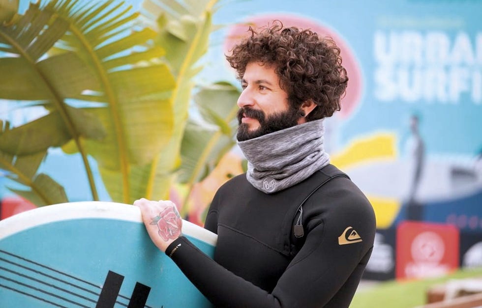 así es pana, el instructor de surf que habría conquistado a lara Álvarez