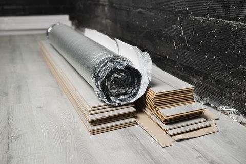 Insulating material roll and laminate floor pieces
