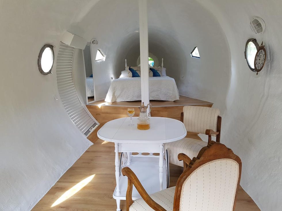 Interior del alojamiento con forma de botella de albariño