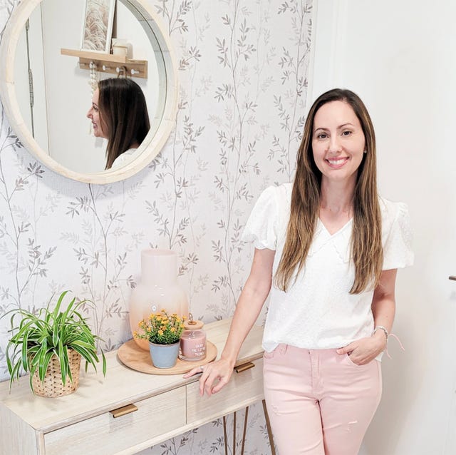 la decoradora sabrina la fuente organiza el armario de la ropa con cestas extraíbles de ikea