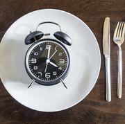 intermittent fasting, trend 168 fasten, alarm clock on plate