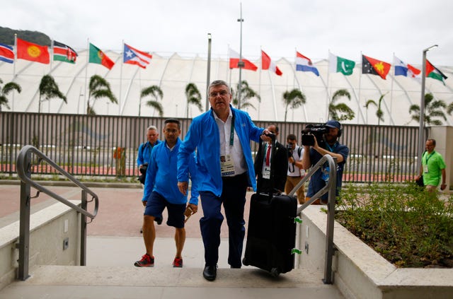 el presidente del coi thomas bach llega cargando una maleta a la villa olímpica de río 2016