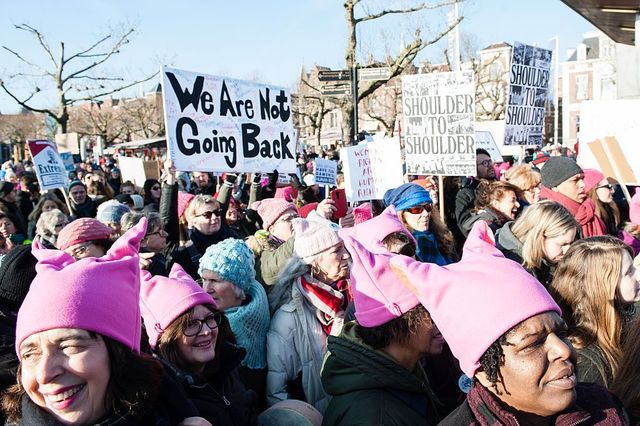 Vrouwen die een women's march lopen