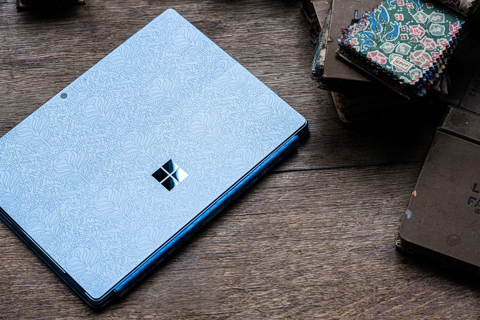 マイクロソフト”Surface”が「リバティ」とコラボ！｜ELLE DOCOR［エル・デコ］