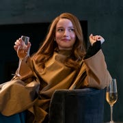inventing anna julia garner as anna delvey in episode 105 of inventing anna cr aaron epsteinnetflix © 2021 inventing anna julia garner as anna delvey in episode 105 of inventing anna cr aaron epsteinnetflix © 2021