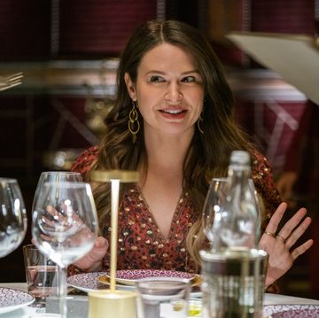 inventing anna katie lowes as rachel in episode 106 of inventing anna cr nicole rivellinetflix © 2021