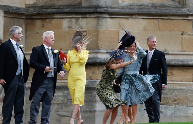 El viento se ha convertido en el gran protagonista del enlace entre Eugenia de York y Jack Broonksbank dificultando la llegada de los invitados al Palacio de Windsor.