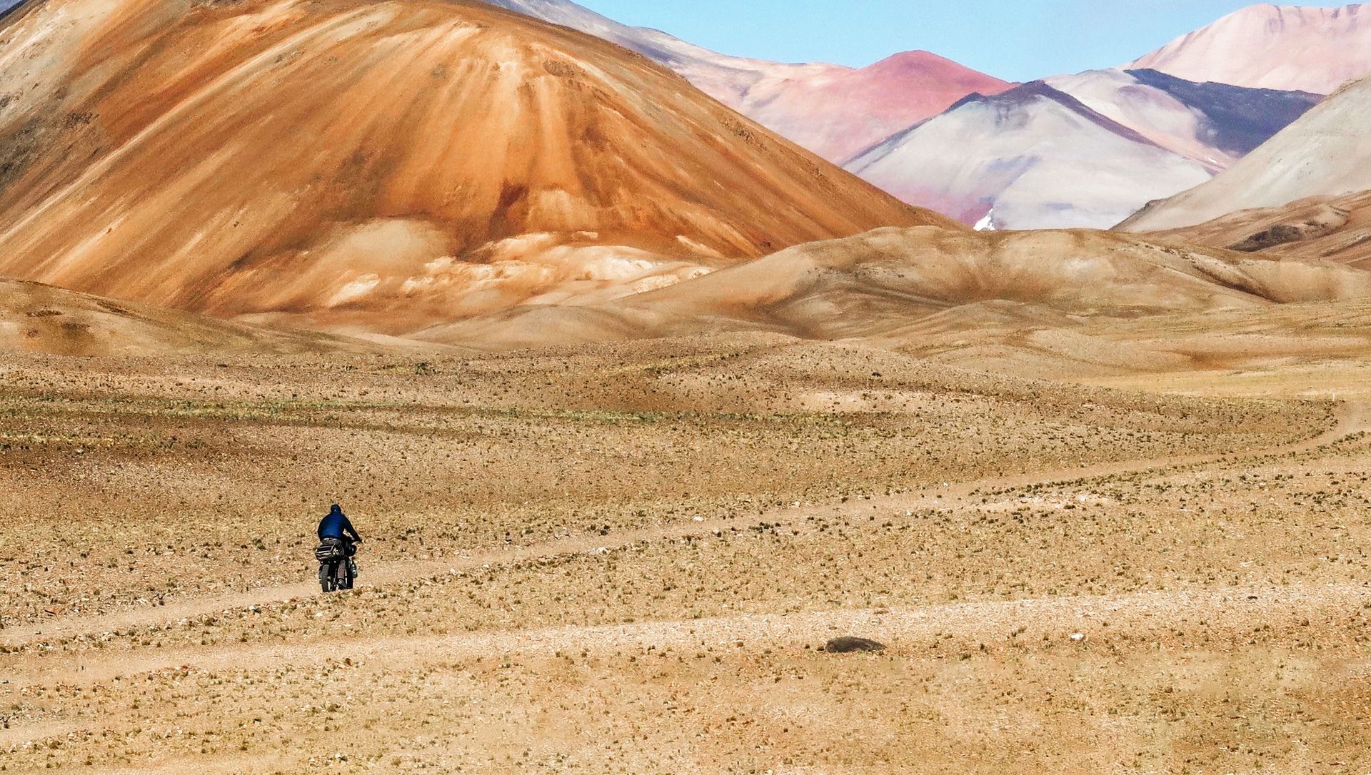 iohan gueorguiev riding in field of mountains in argentina in la réserva san guillermo