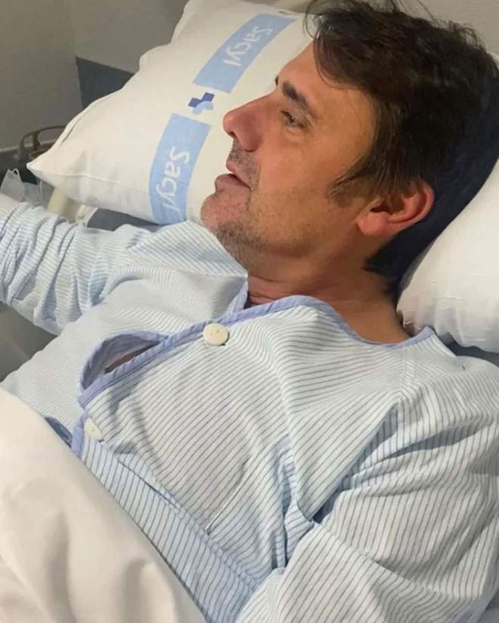 el presentador tumbado en la cama de un hospital en pijama