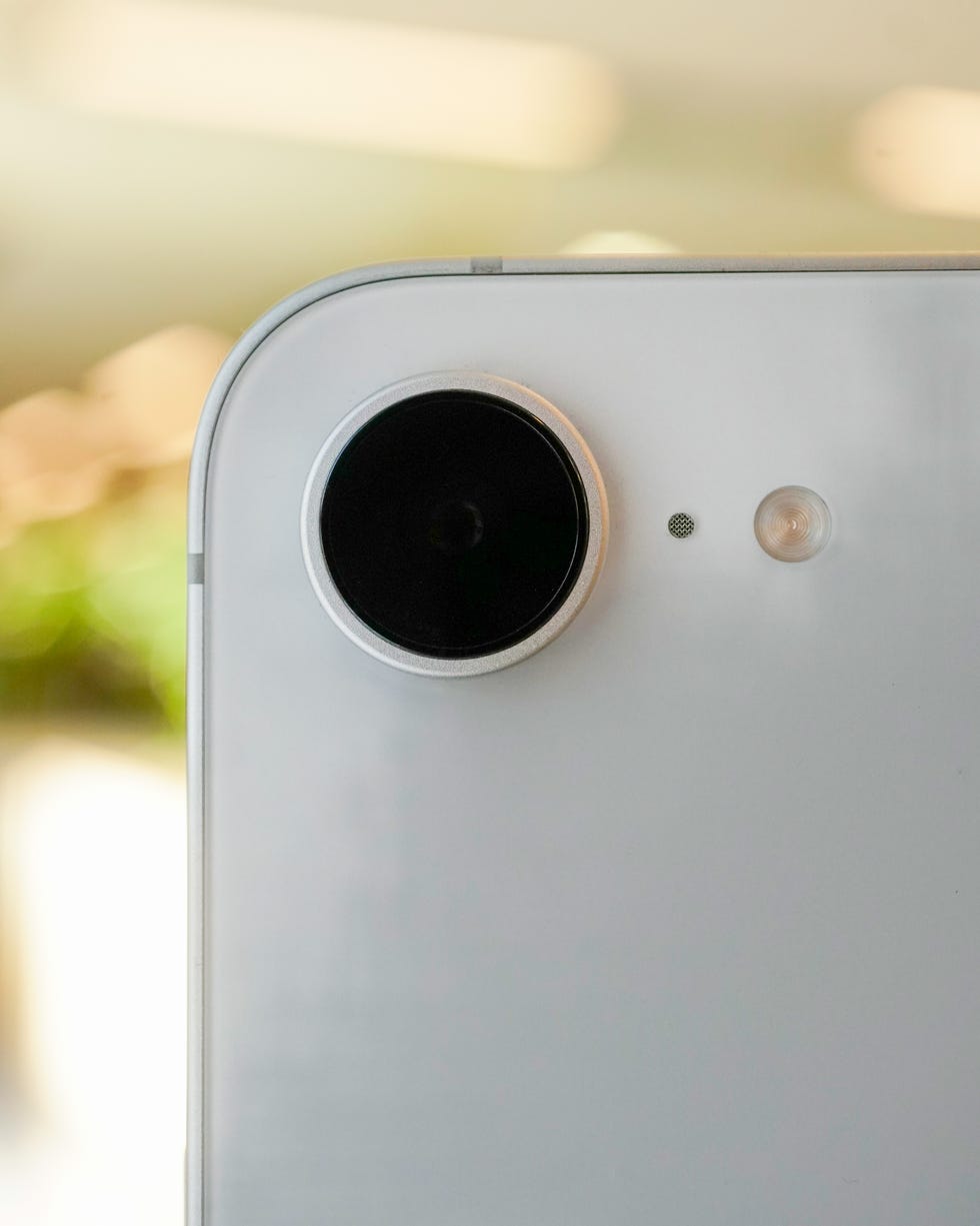 apple iphone 16e review