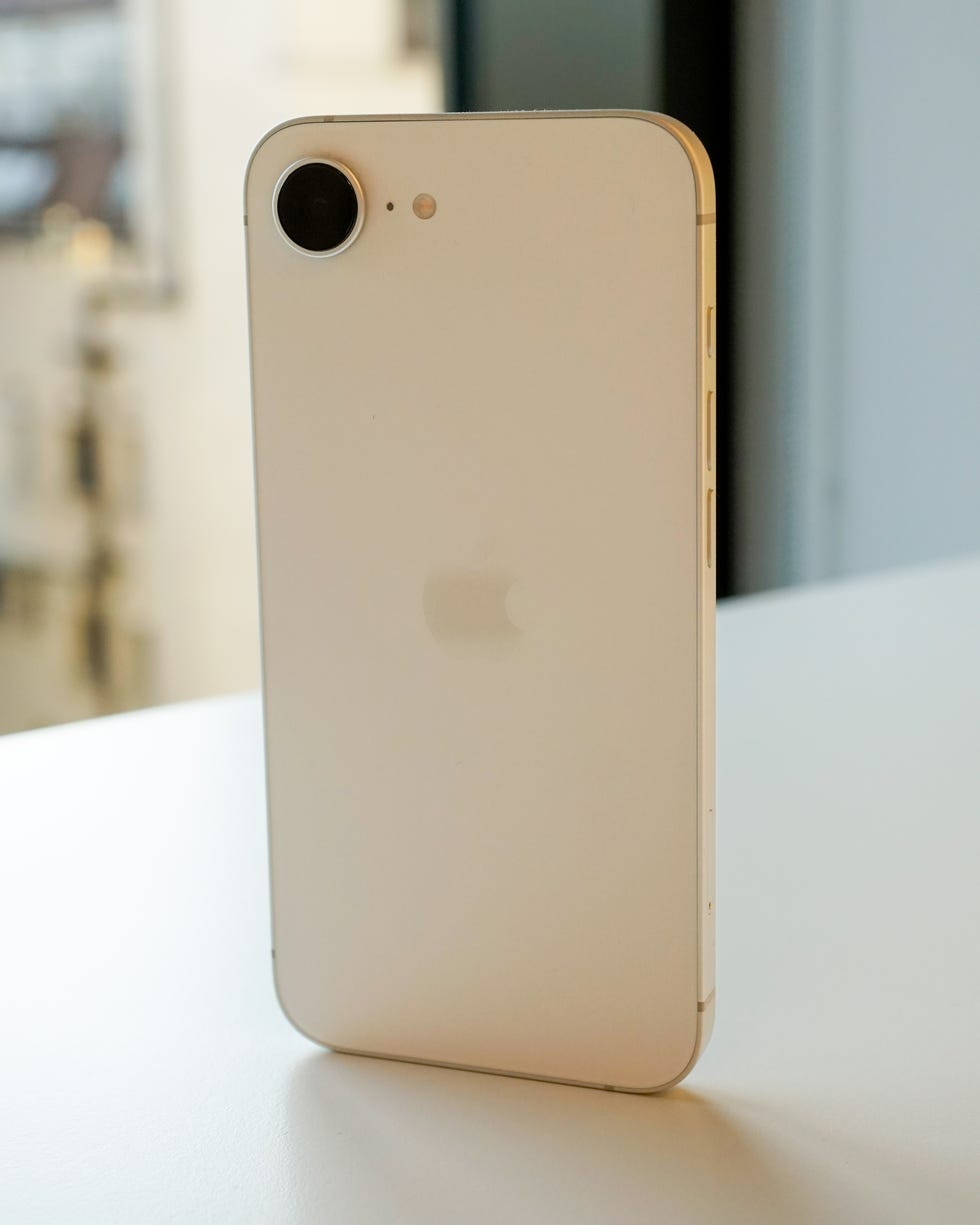 apple iphone 16e review