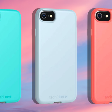 iphone se tech21 fundas de apple presentadas contra el cielo rosa y azul del atardecer