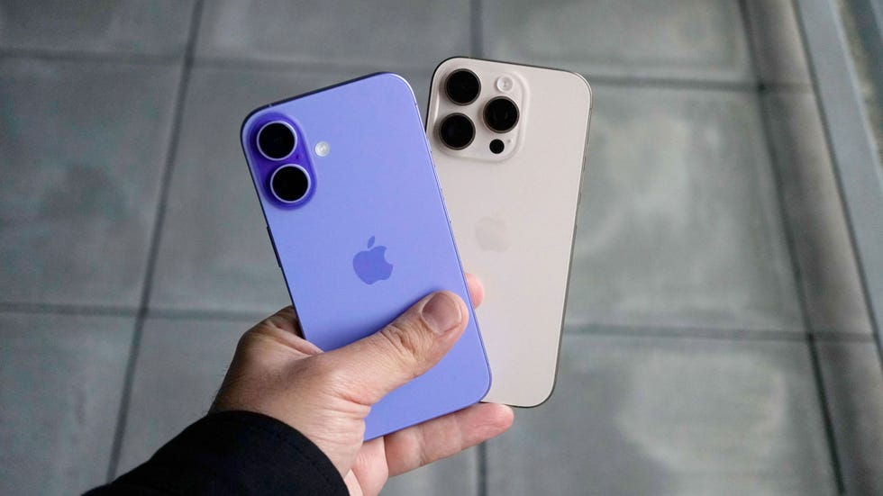 apple iphone 16 and iphone 16 pro side by side