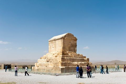 De tombe van de Perzische keizer Cyrus de Grote die heerste van 559 tot 530 v Chr staat in de oude hoofdstad Pasargadae Dit Werelderfgoed beslaat 160 hectare en omvat ook de runes van paleizen en tuinen