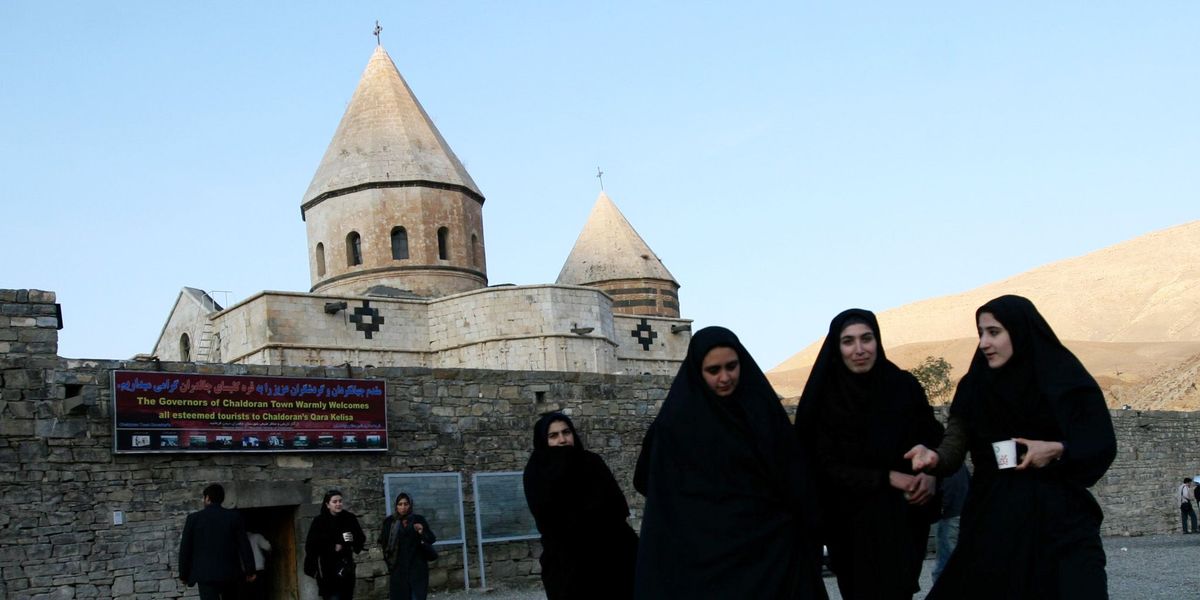 Iraanse moslims bezoeken de Qara Kelisa Zwarte Kerk oftewel het Klooster van SintTaddes in de buurt van Chaldran in het uiterste noordwesten van Iran Het klooster is een van de drie Armeense heiligdommen in Iran die tot Werelderfgoed zijn uitgeroepen