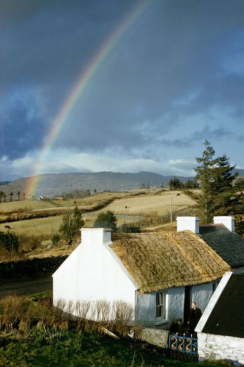 Een regenboog staat boven een cottage in Donegal op deze National Geographic foto uit 1961