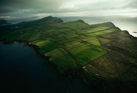 Deze landtongen de drie gezusters genaamd steken de zee in op deze National Geographic foto uit 1994 van het Dingle schiereiland bij Smerwick
