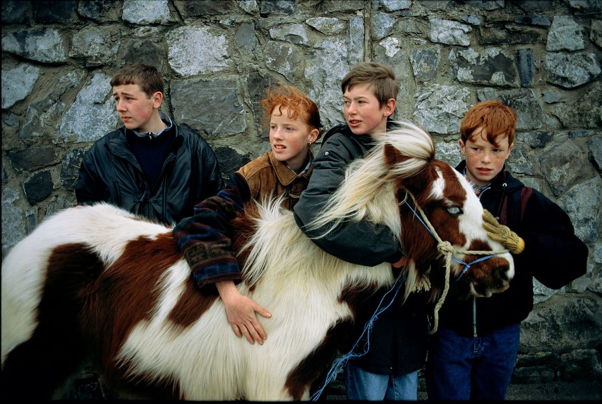 Vrienden verzamelen bij een pony achter een huis in Dublin op deze coverfoto uit 1994 van National Geographic