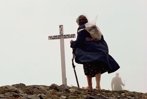 Een pelgrim bezoekt blootvoets Croagh Patrick een heilige berg in County Mayo
