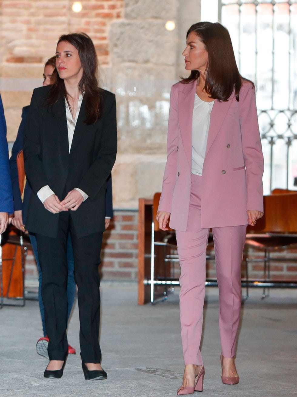 La reina Letizia, acompañada por la ministra de Igualdad, Irene Montero, ha participado en una reunión de trabajo con la Asociación para la prevención, reinserción y atención de la mujer protituída, en Madrid. Ambas han optado por trajes.