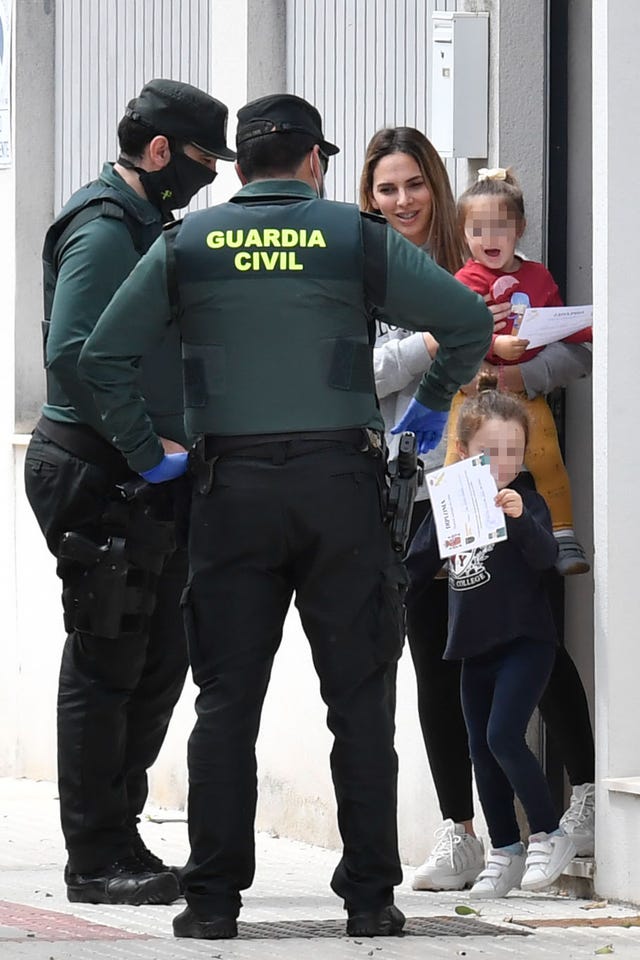 irene rosales recibe la visita de la guardia civil en casa