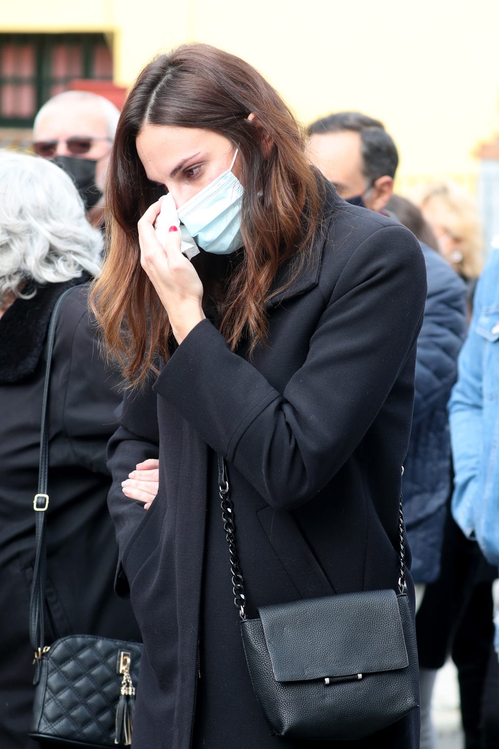 irene rosales llora durante el entierro de su padre en sevilla el 27 de noviembre