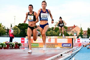 irene sanchez escribano y carolina robles corren los 3000 metros obstáculos