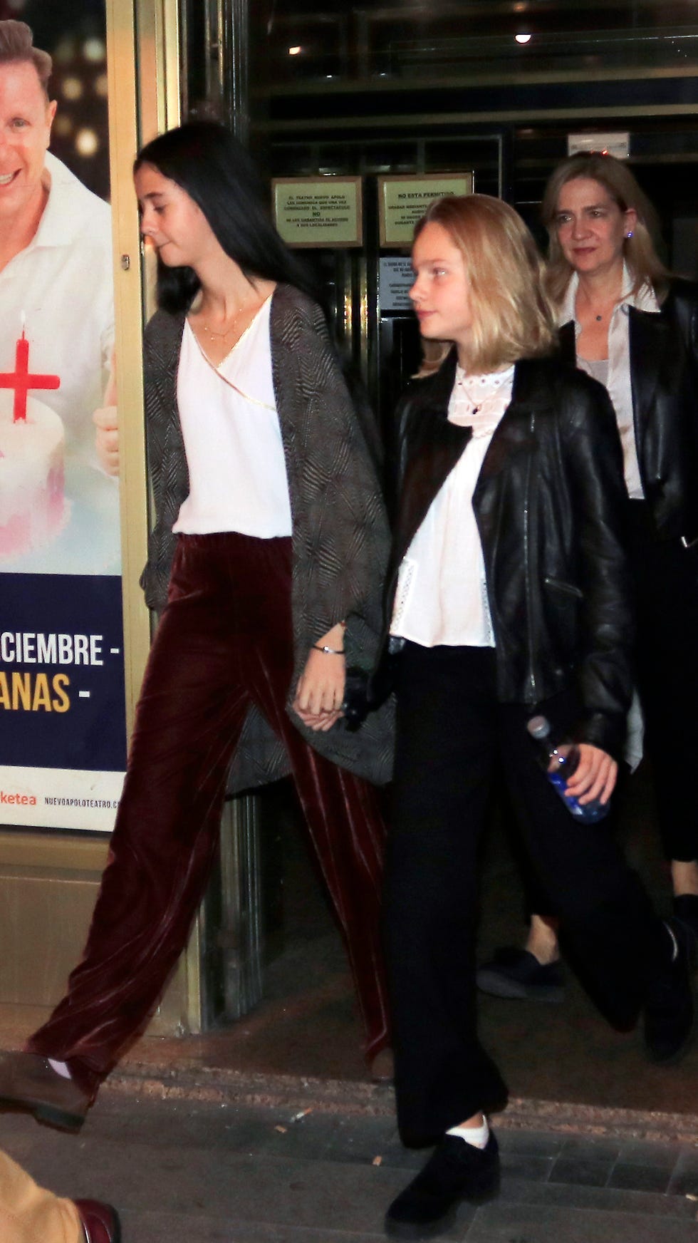 irene urdangarin sale del teatro con su prima victoria federica en madrid en 2018