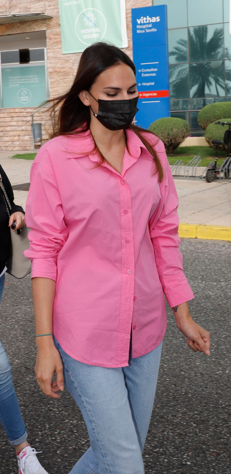 la mujer de kiko rivera abandona el hospital tras su operación de pecho