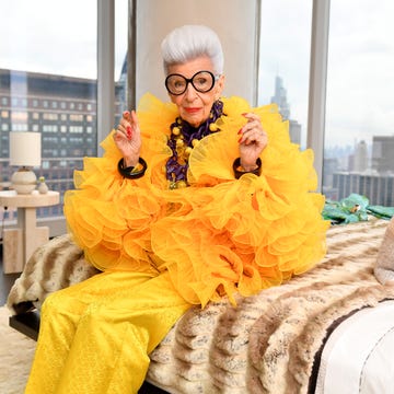 iris apfel in een gele outfit op haar honderdste verjaardag