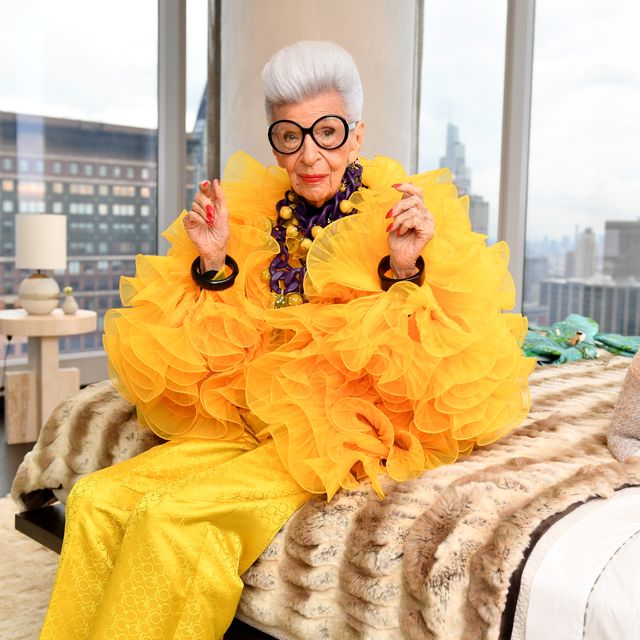 iris apfel in een gele outfit op haar honderdste verjaardag