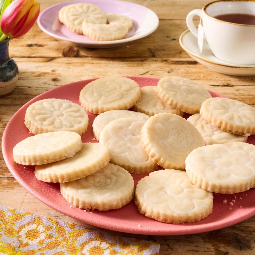 a plate of cookies