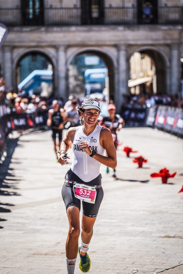 tamara vázquez compite en el ironman de vitoria 2022